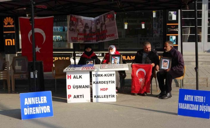Muş’ta ailelerin HDP önündeki evlat nöbeti sürüyor