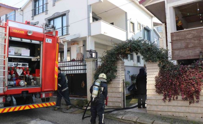 Mutfaktaki aspiratördeki yangın paniğe sebep oldu