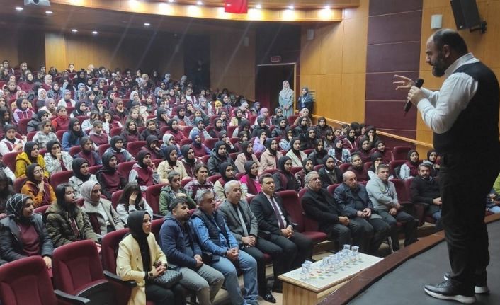 Namaz Dirilişe Çağrı konulu konferans düzenlendi