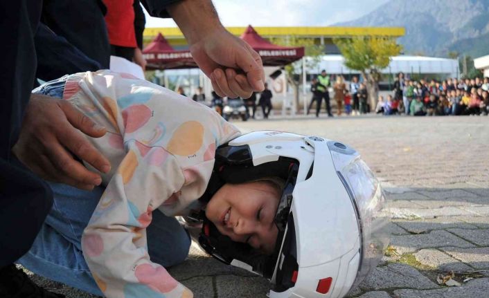 Öğrencilere uygulamalı olarak trafik kuralları anlatıldı
