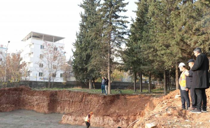 Öğrencisi olduğu ve öğretmenlik yaptığı okula cami yaptırıyor