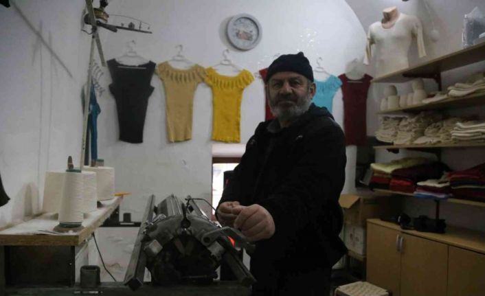 Ölen annesinin asırlık örgü makinelerinin başına geçti, 7 yıldır fanila dikiyor