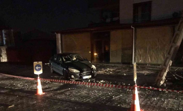 Osmaniye’de otomobil önce elektrik direğine, ardından iş yerine çarptı: 2 yaralı