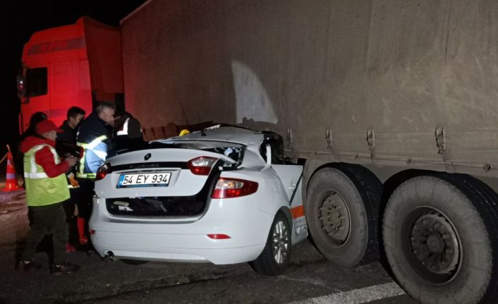 Otomobil acil çıkıştan dönmek isteyen tıra ok gibi saplandı: 1 ölü