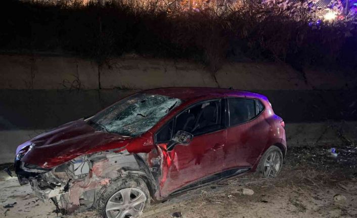 Otomobil sulama kanalına düştü, sürücü yara almadan kurtuldu