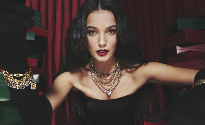 Oyuncu Pınar Deniz NetWork markası için kamera karşısında