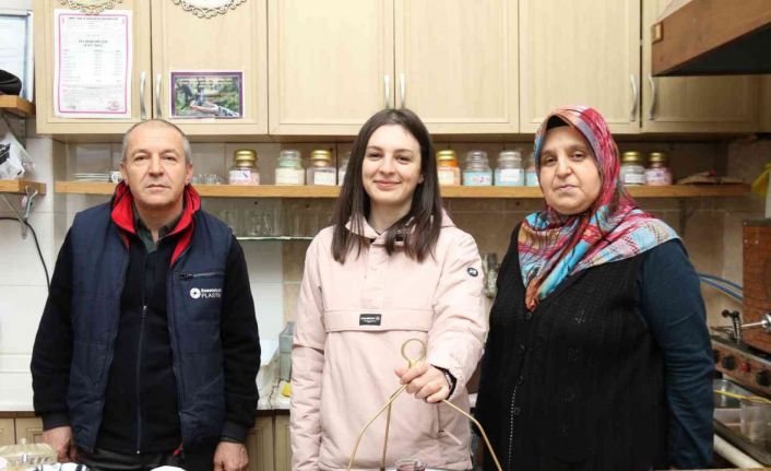 (ÖZEL) Anne demliyor baba kız günde 700 bardak çay dağıtıyor