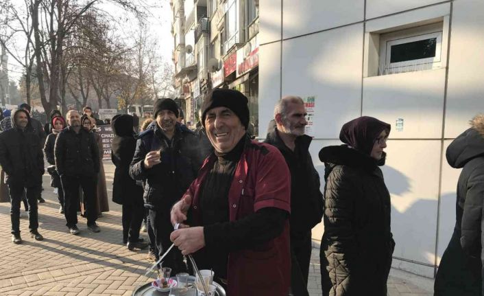 (ÖZEL) Eskişehir’deki EYT kuyruğunda ilginç bir çaycı