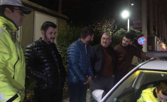 (Özel) Her gelen alkollü çıktı...Trafik polisine yakalanan babasını kurtarmak için geldi o da alkollü çıktı