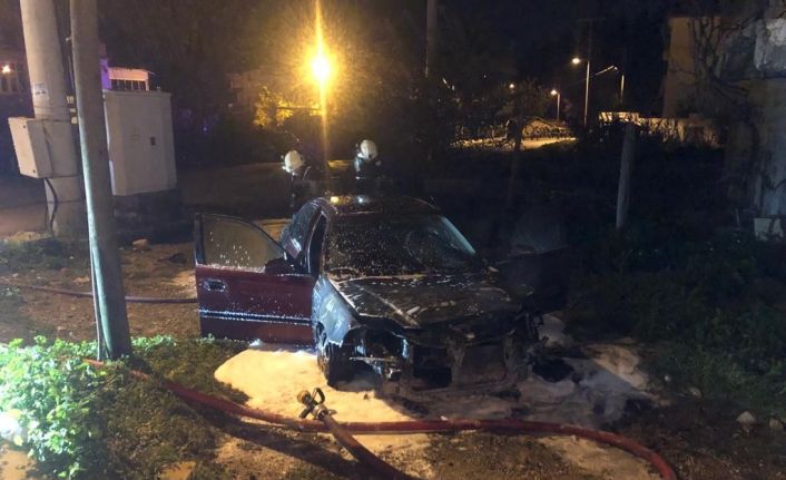 Park halindeki otomobil, ön ve arka kısımlarından aynı anda alev aldı