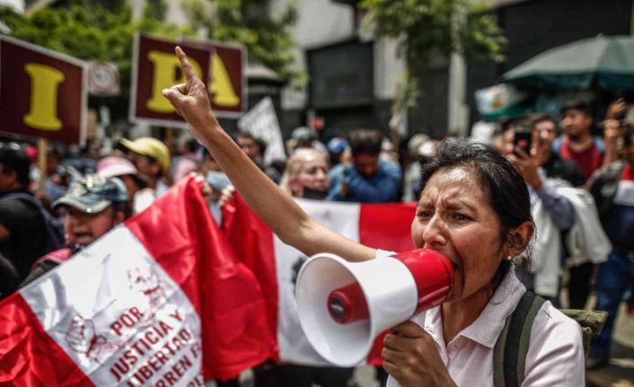 Peru Devlet Başkanı Castillo meclisi feshetti, OHAL ilan edildi