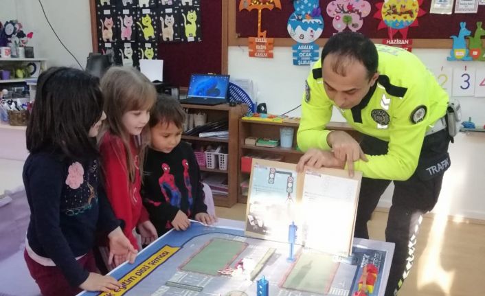 Polis ekiplerinden öğrencilere trafik eğitimi