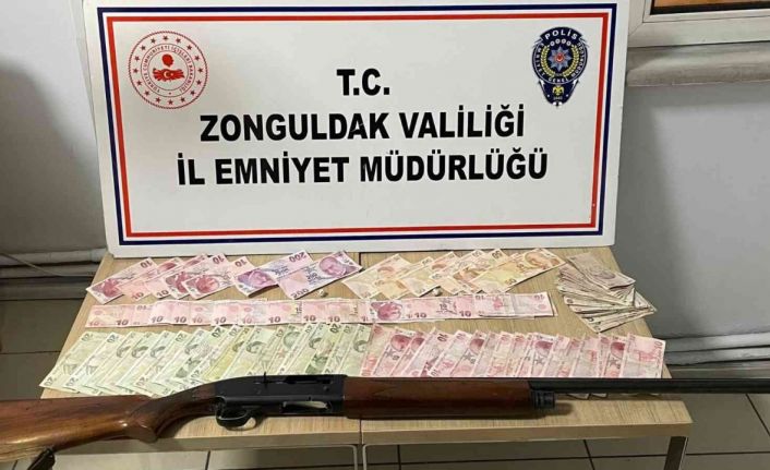 Polisten ikamette kumar oynayan 3 şüpheliye 5 bin 457 lira ceza