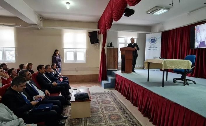Prof. Dr. Özatik, Kütahya Nafi Güral Fen Lisesi’nde öğrencilerle bir araya geldi