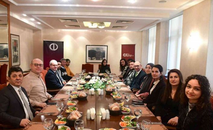 Rektör Erdal derece ile Anadolu Üniversitesine yerleşen öğrencilerle bir araya geldi