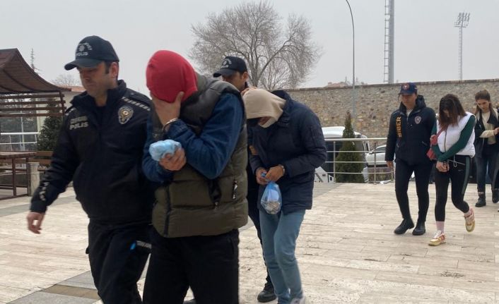 Sahte bungalov ev ve kiralık araç siteleri üzerinden bin kişiyi dolandırdılar