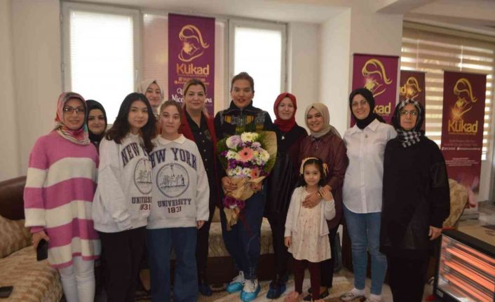 Sanatçı Demet Akalın, ihtiyaç sahibi aile için Kütahya’nın Tavşanlı ilçesine geldi