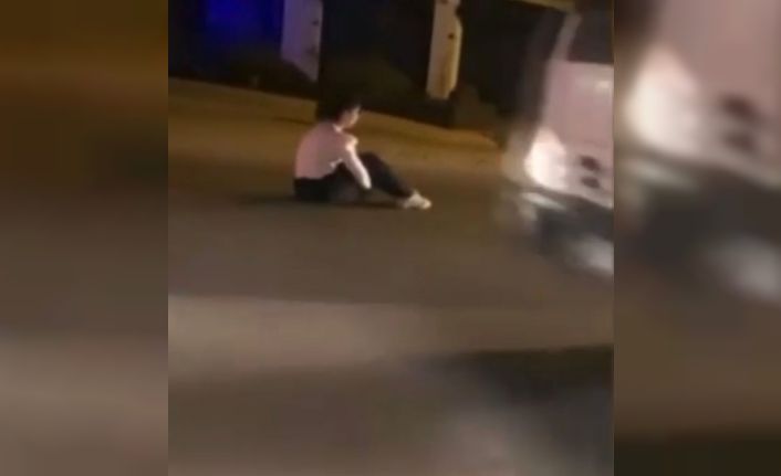 Sancaktepe’de yürekleri ağza getiren görüntü: Dakikalarca yolun ortasında oturdu