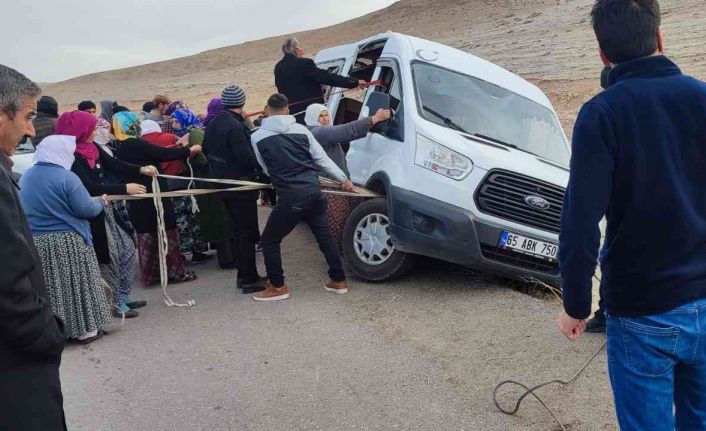 Şarampole yuvarlanmaması için iple minibüsü böyle tuttular