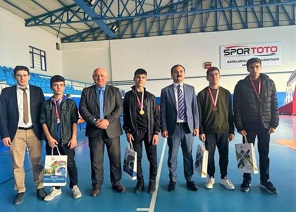 Satranç turnuvasının kazananları madalyalarını aldı