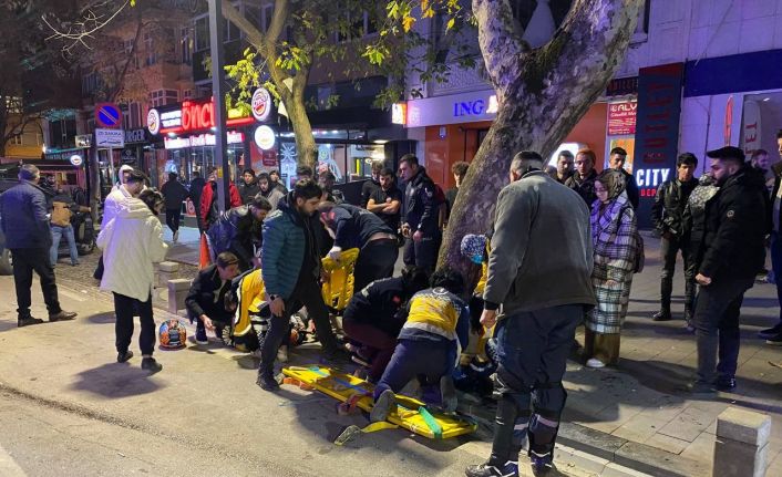 Savrulan motosiklet 30 metre sürüklendi, 2 kişi ağır yaralandı... O anlar kamerada