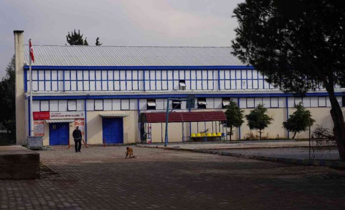 Seferihisar’da yakılan spor salonu yıkılıyor: Sporcular mağdur oldu