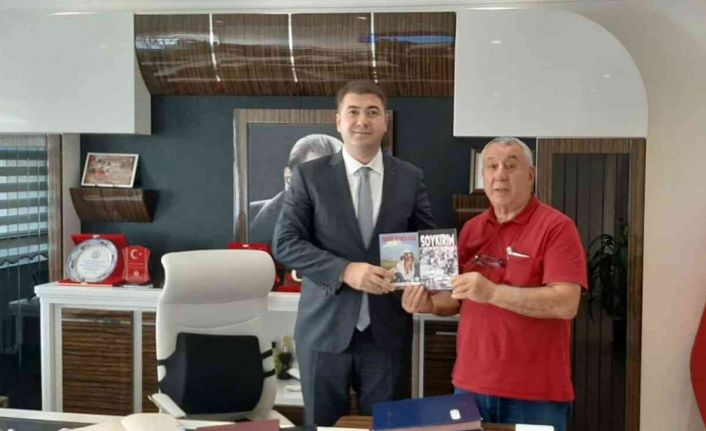 Serdar Ünsal, ’ Yüreğim İrevan’da kaldı’ romanını Vali Yardımcısı Ömer Said Karakaş’a hediye etti