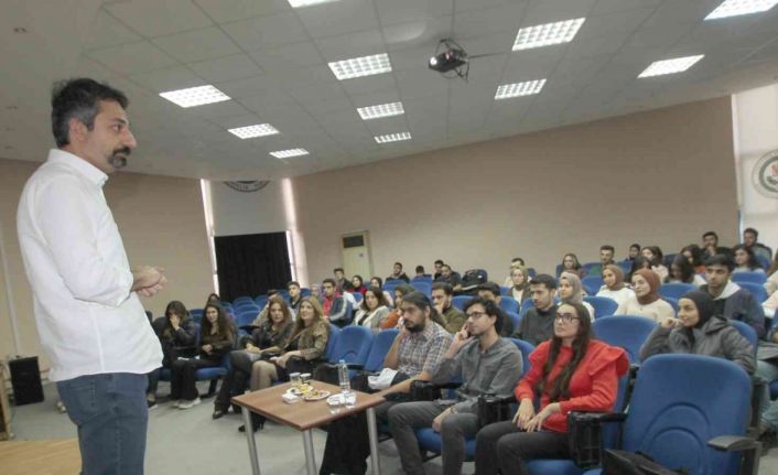Seslendirme Sanatçısı Şelli: "Vurgu ve tonlama, etkili iletişimde önemli faktördür"