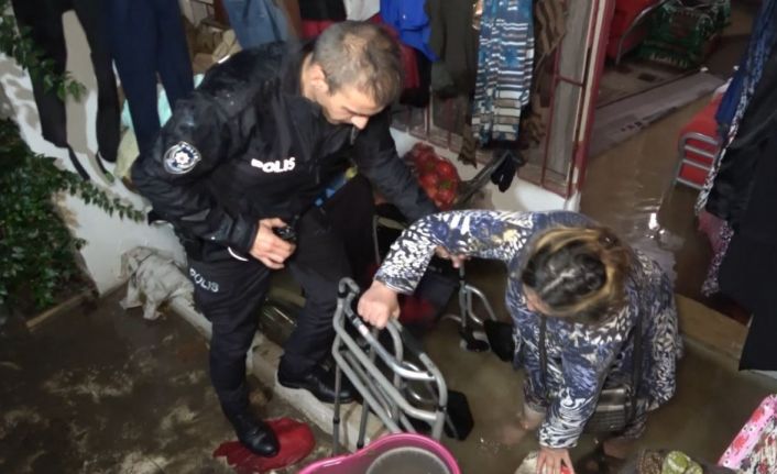 Şiddetli yağmur sebebiyle su basan evde mahsur kalan engelli kadını ve yaşlı anneyi polis kurtardı