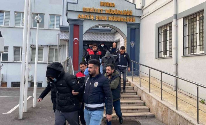 Şifreli konuşuyorlardı...Kadınlara zorla fuhuş yaptıran çete adliyeye sevk edildi