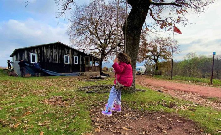 Son Yörükler kendi elleriyle yaptıkları evi yine elleriyle yıkıyor