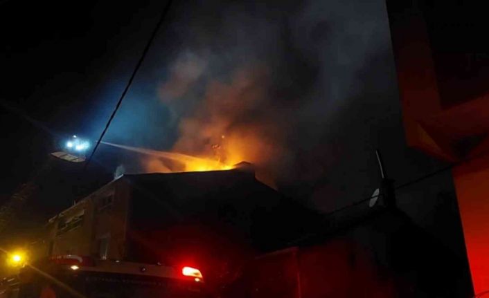 Sultanbeyli’de alevler geceyi aydınlattı: 3 katlı binanın çatısı alevlere teslim oldu