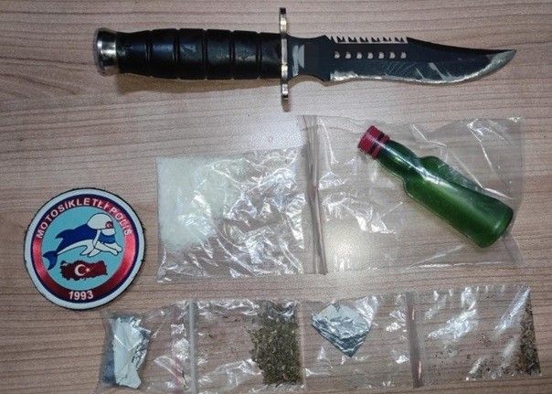 Şüpheli şahısların üzerinden silah, bıçak ve uyuşturucu madde ele geçirildi