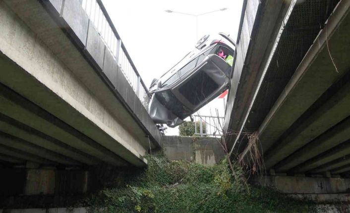 Takla atan araç 2 viyadük arasında askıda kaldı