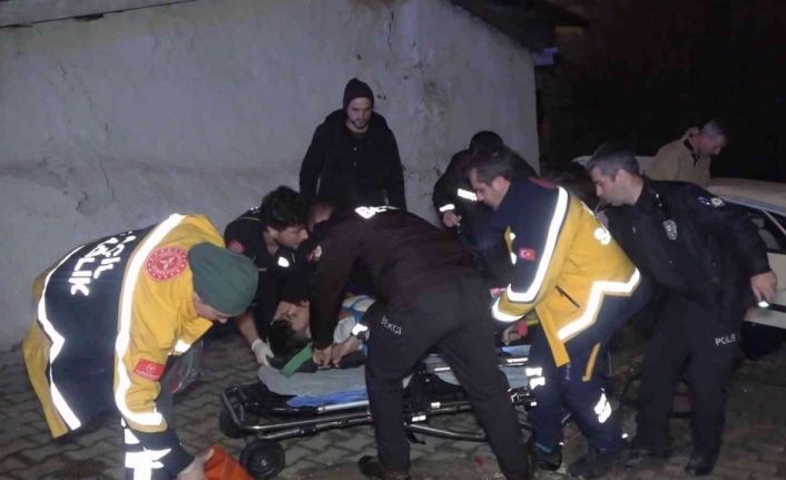 Takla atan otomobil alt sokaktaki aracın üstüne düştü, sürücü ağır yaralandı