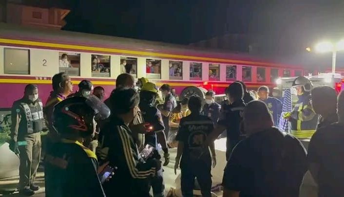 Tayland’da bariyerleri aşmaya çalışan araca tren çarptı: 3 ölü, 1 yaralı