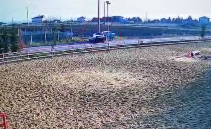Tekirdağ’da 2 otomobilin çarpışması sonucu 3 kişinin yaralandığı feci kaza kamerada