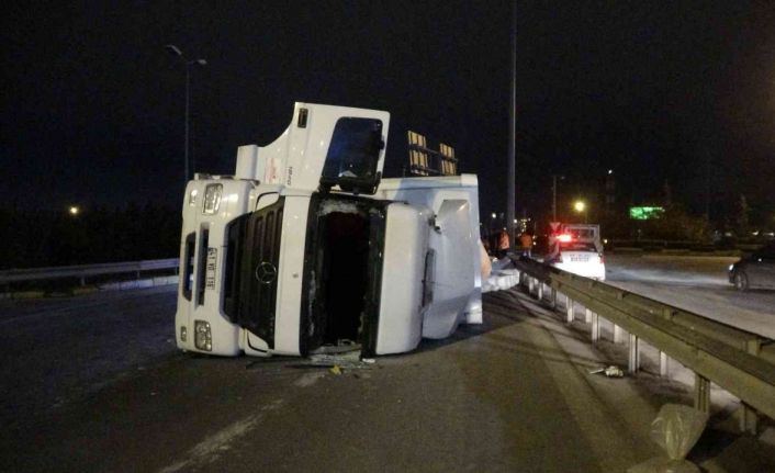 TEM’e girmek isteyen kağıt yüklü tır, virajı alamayıp devrildi