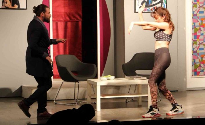 Türbülans tiyatro oyunu izleyenleri güldürdü