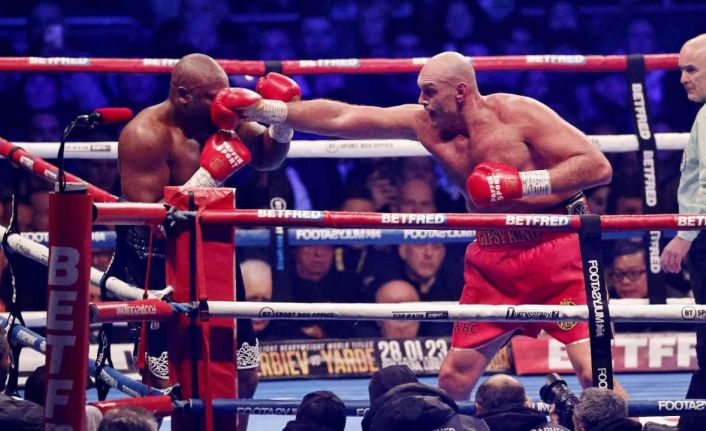 Tyson Fury, Derek Chisora’yı devirdi ve WBC ağır sıklet kemerini korudu