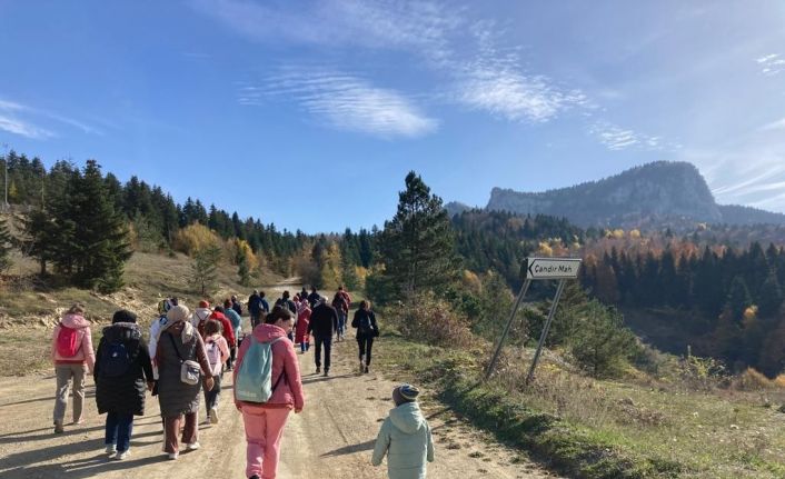 Üniversite öğrencileri, doğa harikası kanyon ve göletleri gezi, hayvanlar için meyve çekirdeği ekti