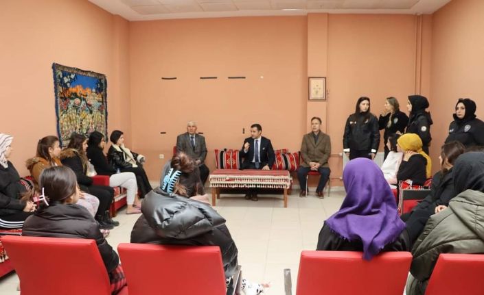 Üniversiteli öğrencilere KADES anlatıldı