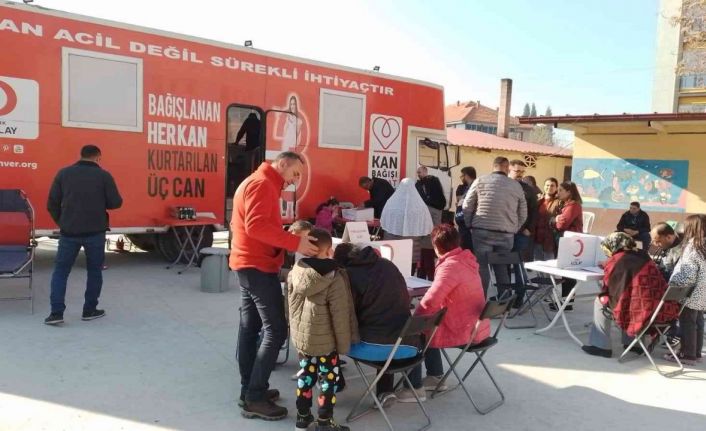 Veliler kan vererek çocuklarına örnek oldu