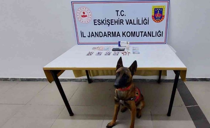 Yakalama kararı bulunan şahsın sürdüğü araçta 81 adet sentetik hap bulundu