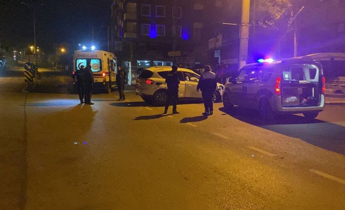 Yarış yapan motosikletlere çarpmamak için beton elektrik direğine çarptı: 1 yaralı