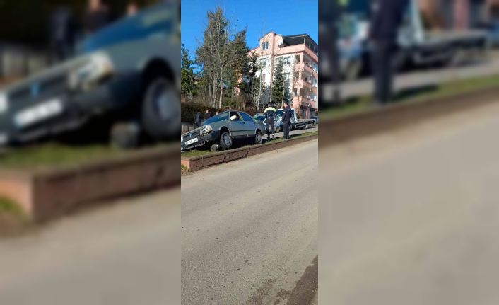 Yaşlı sürücü fren yerine gaza bastı bankete çıktı