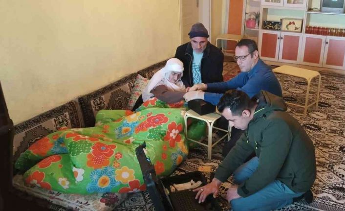 Yatalak ve görme engelli Makbule Güneş’in kimlik yenileme işlemi evinde yapıldı