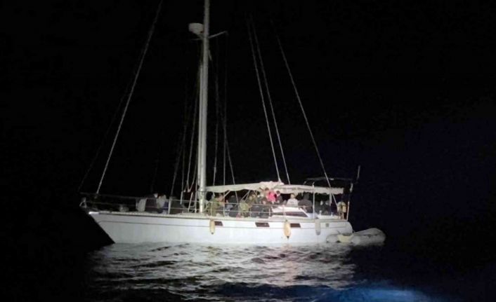 Yelkenli teknede 87 düzensiz göçmen kurtarıldı