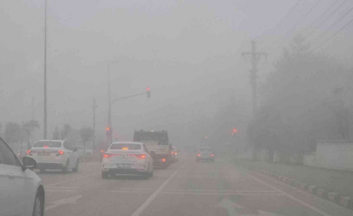 Yoğun sis sürücülere zor anlar yaşattı