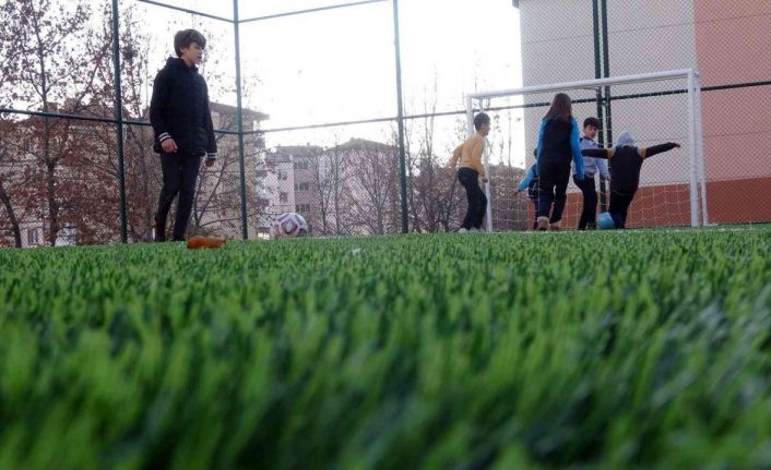 Yozgat’ta öğrencilerin sporla iç içe olması için semt sahaları yapılıyor